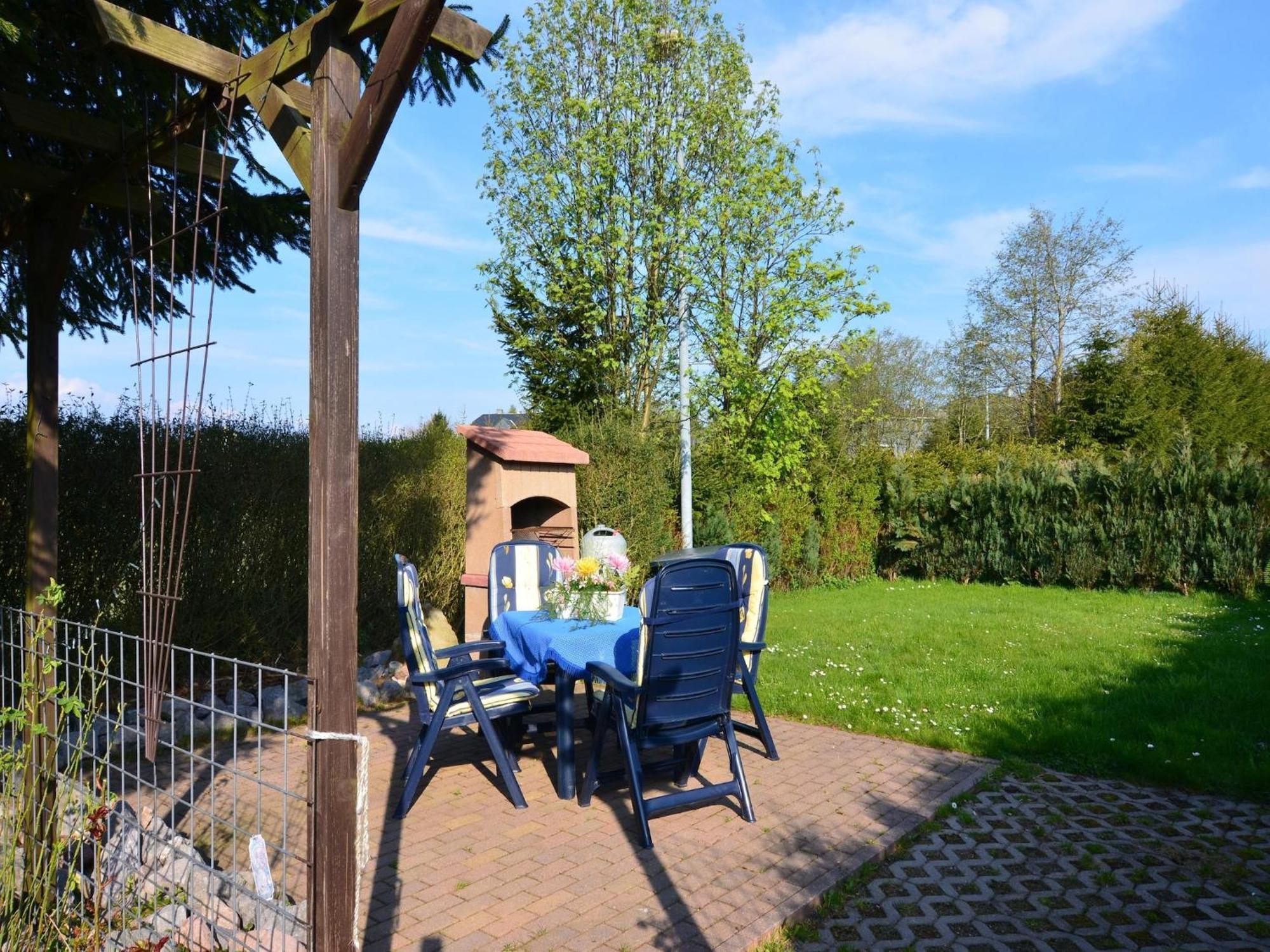 Holiday Home With Garden Neustadt am Rennsteig Exteriör bild